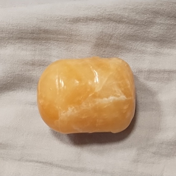 Calcite minion carving - Picture 2 of 4